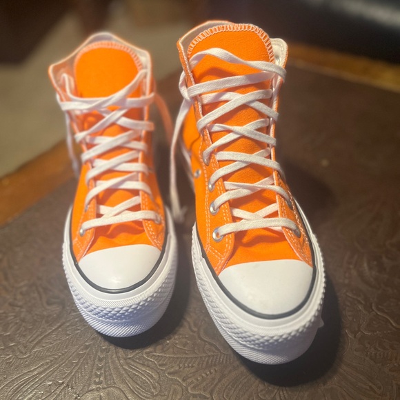 *NEW* Women/Kids
ConverSe Orange High-Top Sneakers - Picture 2 of 4